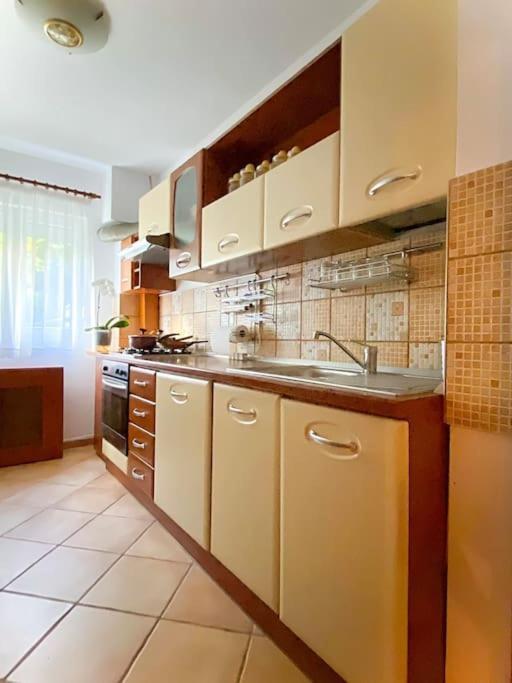 Lovely & Quiet 1-Bedroom Condo With Free Parking Bucharest Exterior photo